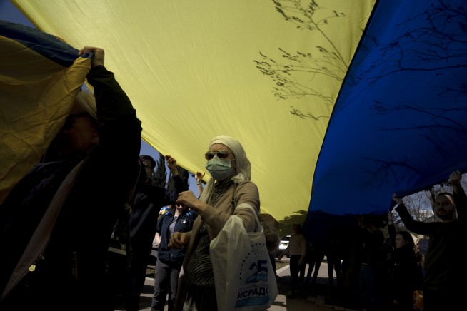 Ukraine slows Russian advance under shadow of nuclear threat