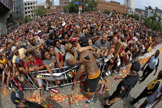 Massive crowd engulfs Cleveland, champion Cavs at parade