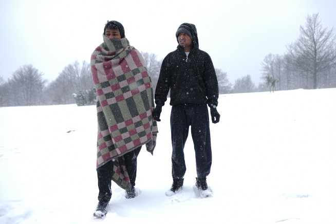Hundreds of migrants freezing in heavy snow in Bosnia camp