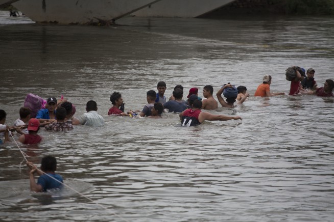 Migrant caravan swells to 5,000 resumes advance toward US
