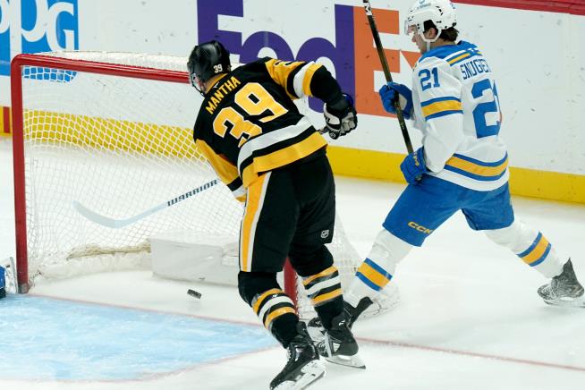 Fan at Penguins game hospitalized after falling from upper concourse