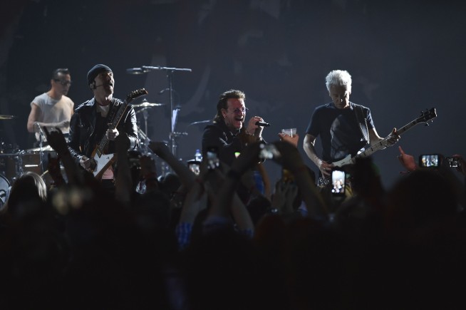 U2 dedicates song to Anthony Bourdain at Apollo show