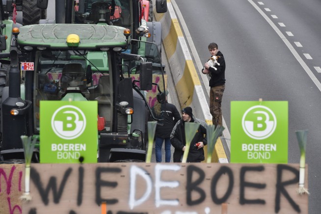 Massive farmers protest disrupts Brussels traffic