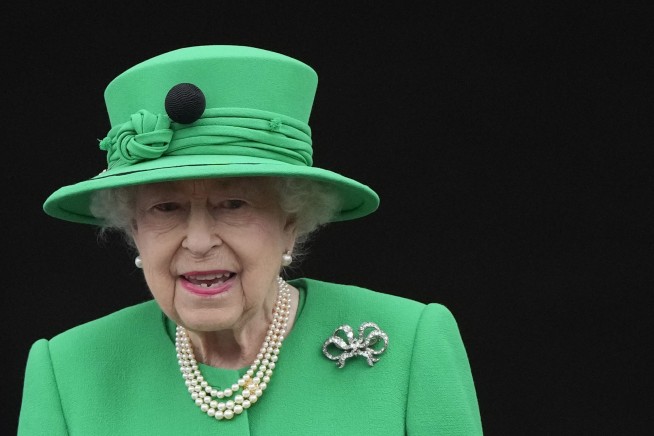 A man who claimed to be selling Queen Elizabeth II's walking stick is sentenced for fraud