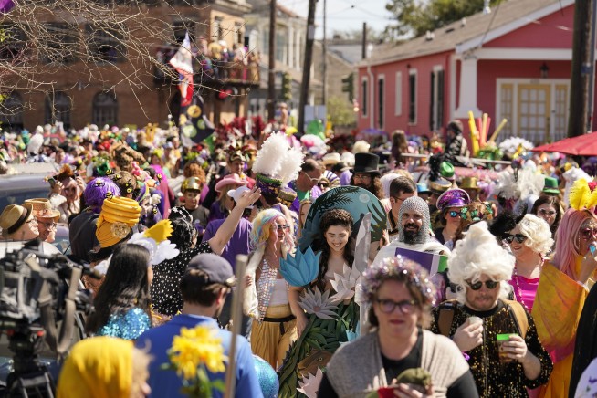 'I love Mardi Gras': Carnival spirit takes over New Orleans