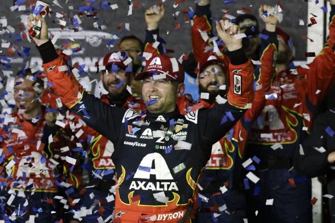 William Byron avoids late wrecks to win 2nd straight Daytona 500 for Hendrick Motorsports