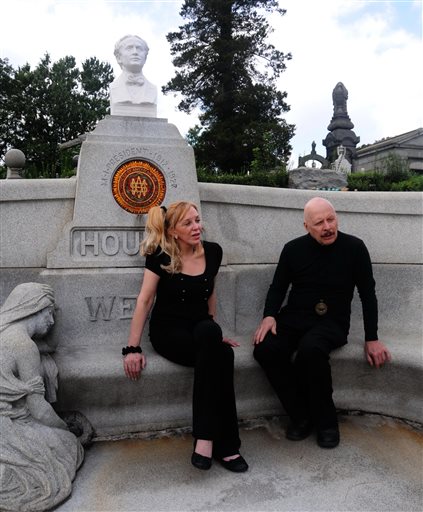 Magicians Rally to Fix Up Houdini's Grave