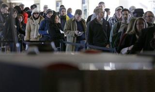 Chicago Airport Lines Stretch More Than a Mile