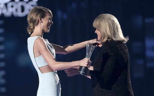 Taylor Swift's Mom Hands Her Latest Award