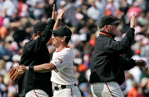 Holm's Homer Lifts Giants Over Phillies