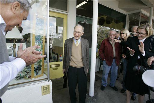 Williams-Sonoma Founder Dies at 100