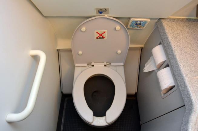 Lawmaker to Airlines: Don't Even Think About 'Pee Fees'
