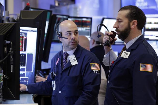 Stocks Fall Sharply Amid Bank, Tech Selloff