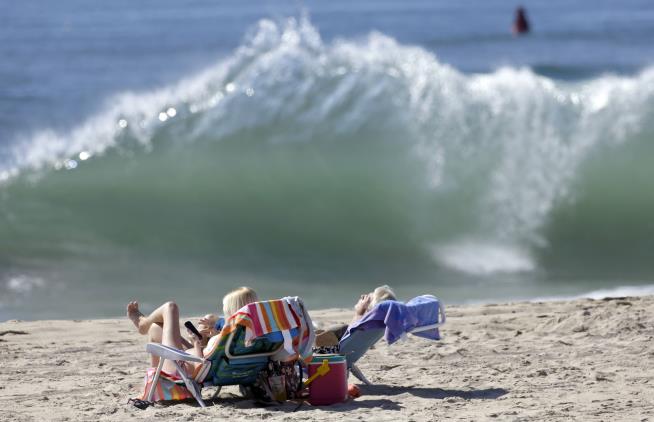 Wave Sweeps 4 Into Ocean, One Killed