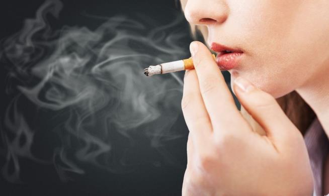 California Lawmakers Raise Smoking Age to 21