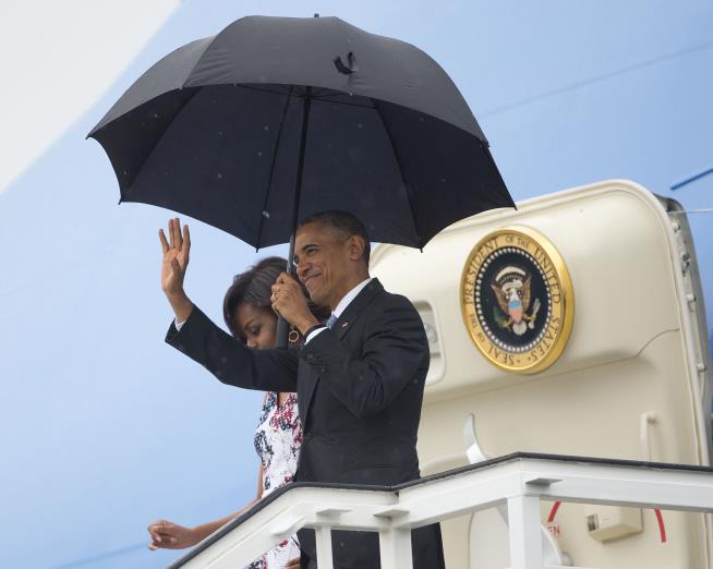 Obama, Michelle Land in Cuba