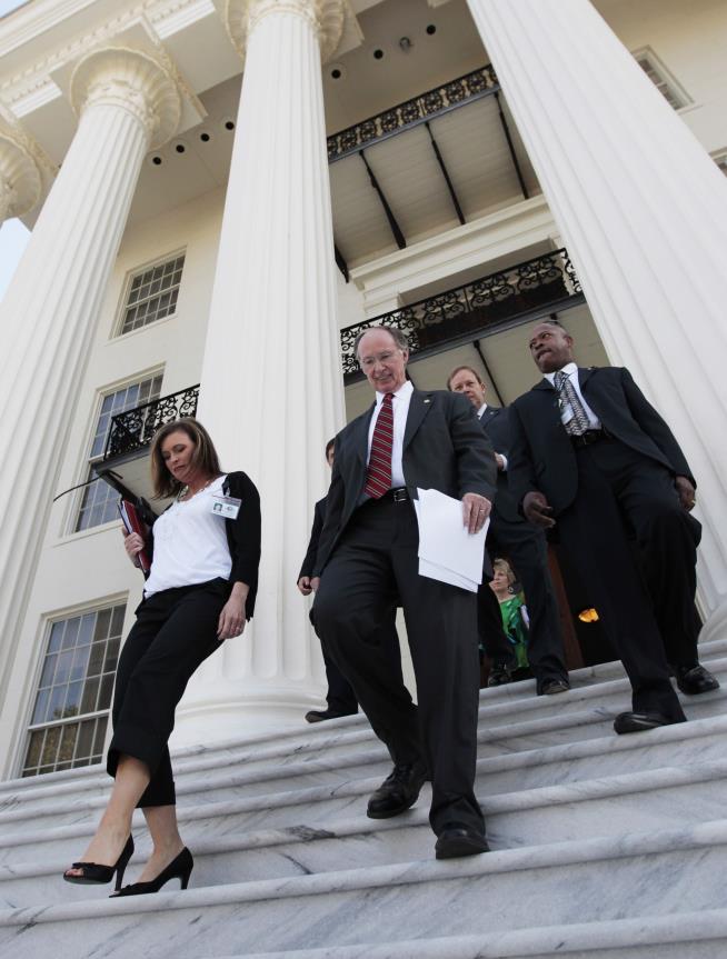 Trouble Deepens for Alabama Gov.