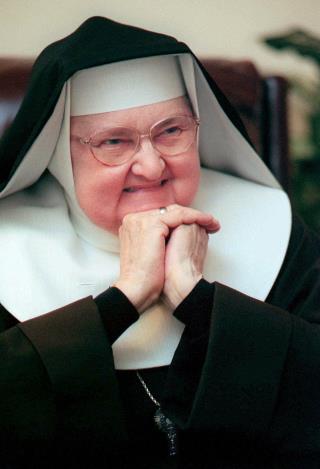 'Zinging Nun' Mother Angelica Dead at 92