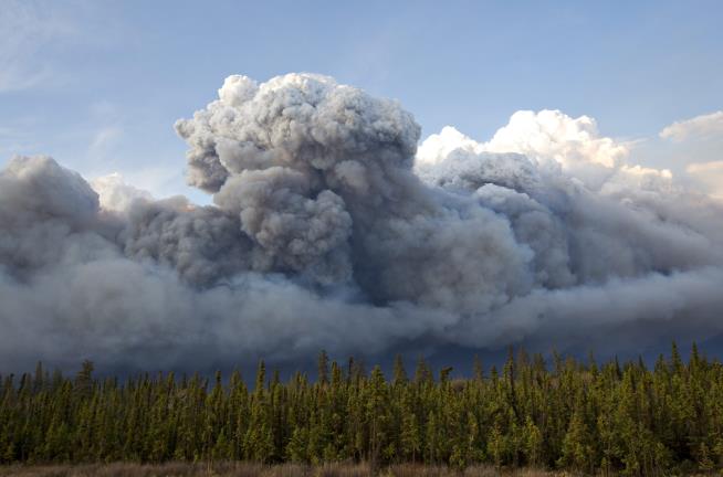 Huge Convoy of Evacuees Moves South as Canada Wildfire Grows