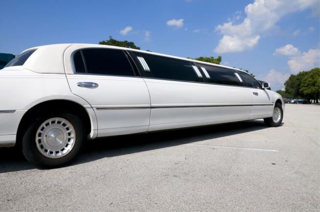 Limo Full of Teens Goes Up in Flames While on Way to Prom