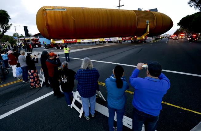 Huge Space Shuttle Fuel Tank Squeezes Down LA Streets