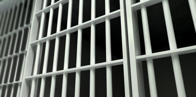 Inmates Bust Out of Cell to Save Jailer's Life