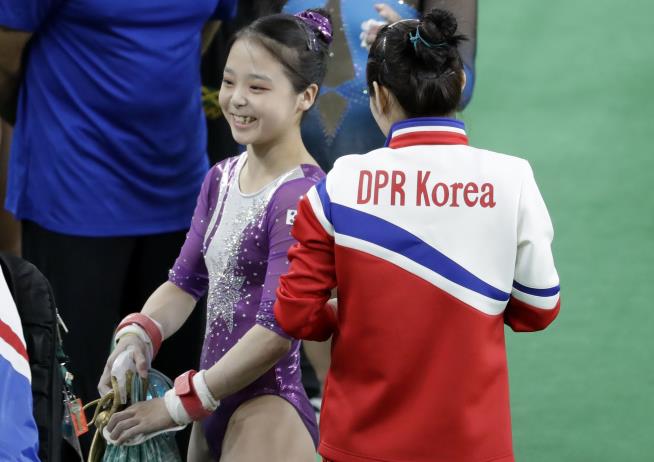 North, South Korean Gymnasts Unite for Selfie