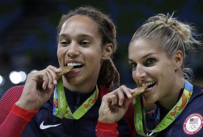 US Wins 6th Straight Gold in Women's Basketball