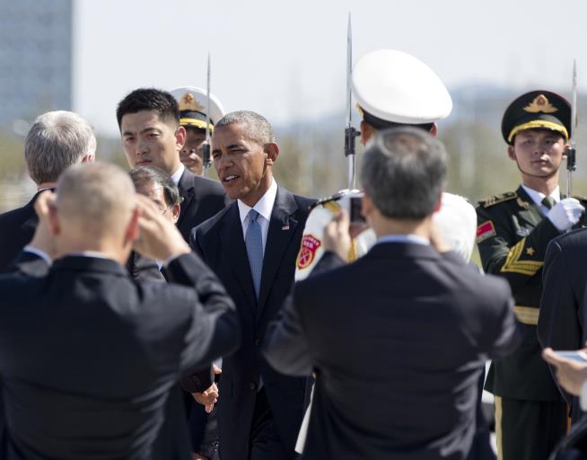 Bumpy Start to Obama's China Trip, Beginning With the Stairs