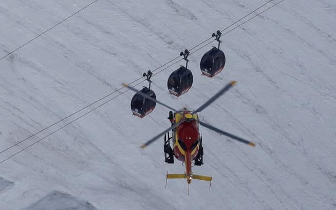 'Air Surgery' Saves 110 Trapped in Cable Cars Overnight