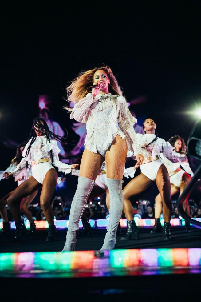 As Beyonce Performs 'Single Ladies,' a Proposal