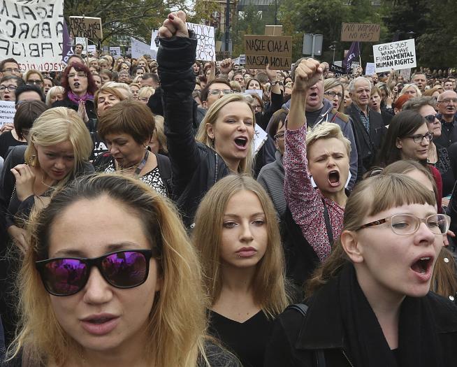 Poles Protest Proposal to Completely Ban Abortion