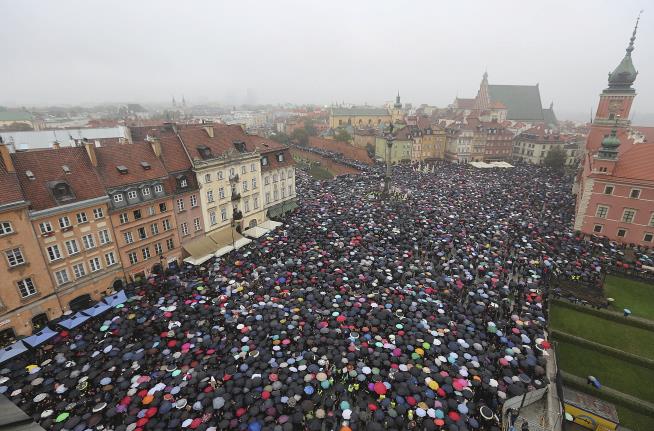 Protesters Defeat Proposed Abortion Ban in Poland