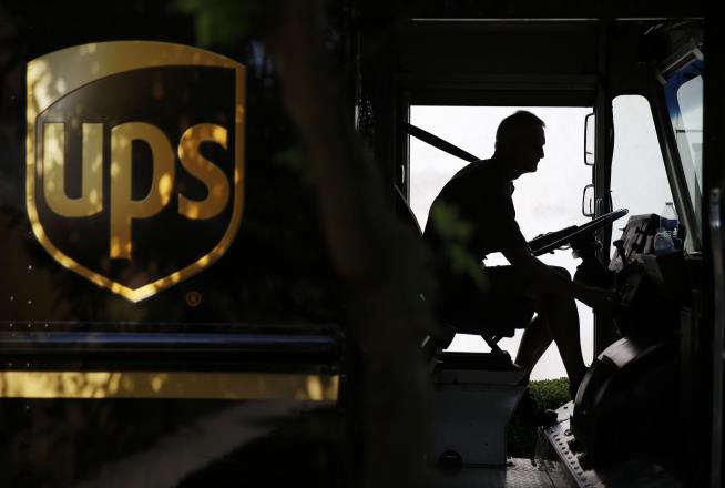 Florida UPS Driver Finds Murder Victim Lying on Lawn