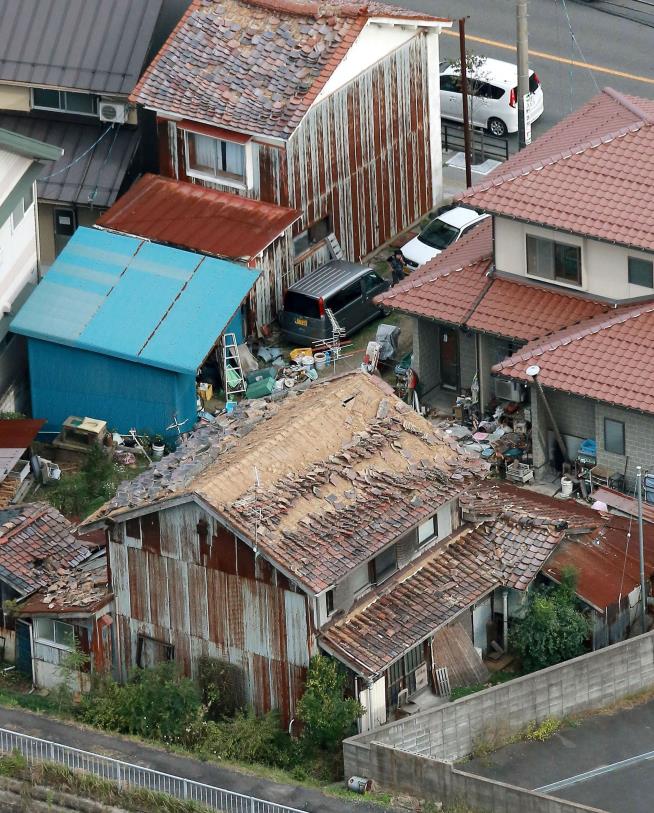 Powerful Quake Shakes Western Japan
