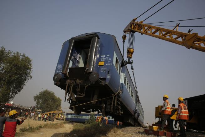 India Train Derails, Killing More Than 100