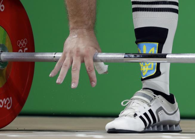 315-Pound Barbell Fatally Falls on Weightlifter's Neck