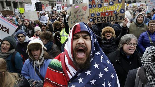 9 Photos That Capture Today's Protests Over Trump's Ban