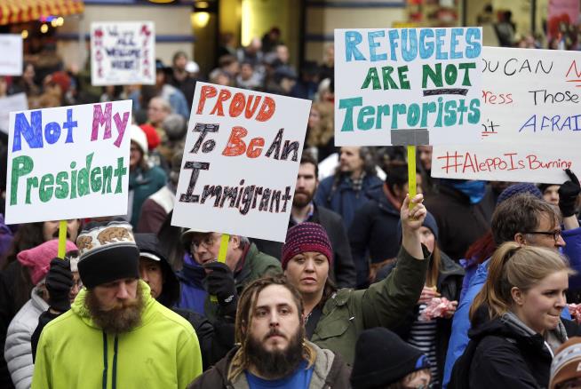 Poll Finds Nearly 50% of US Supports Trump's Refugee Ban