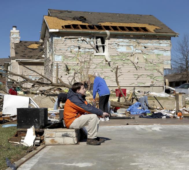 Midwest Tornadoes Damage Hundreds of Homes