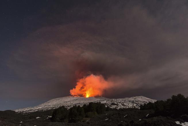 10 Hurt in Blast From Erupting Mount Etna