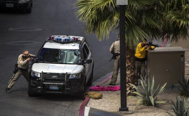 Gunman Kills 1, Shuts Vegas Strip for Hours