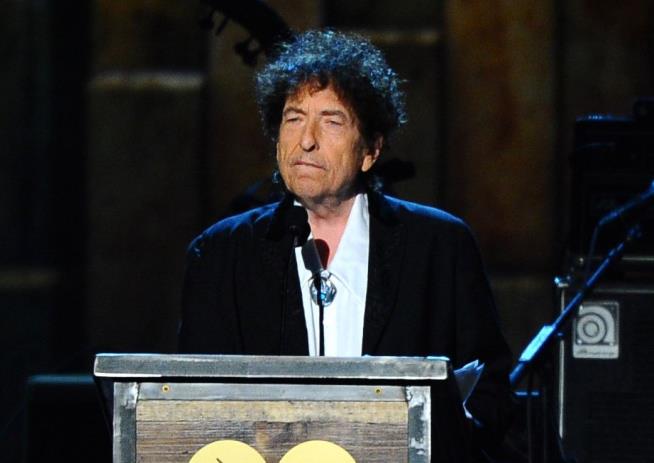 Bob Dylan Is Finally Going to Pick Up His Nobel