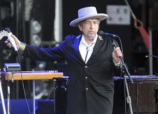 Almost 6 Months Later, Bob Dylan Has His Nobel Prize