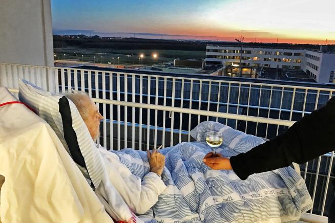 Patient's Last Wish Granted: a Cigarette and a Glass of Wine