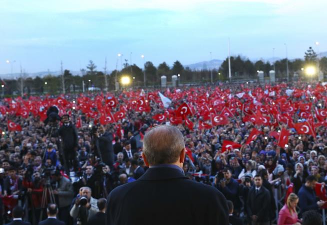 Trump Congratulates Erdogan on Disputed Win