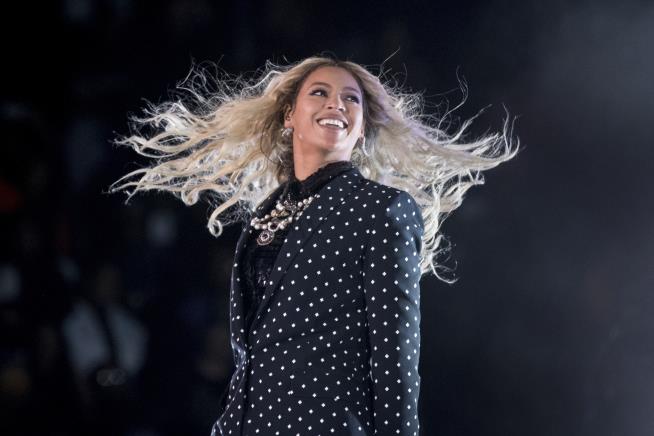 In Nod to Lemonade, Beyonce Makes Scholarships