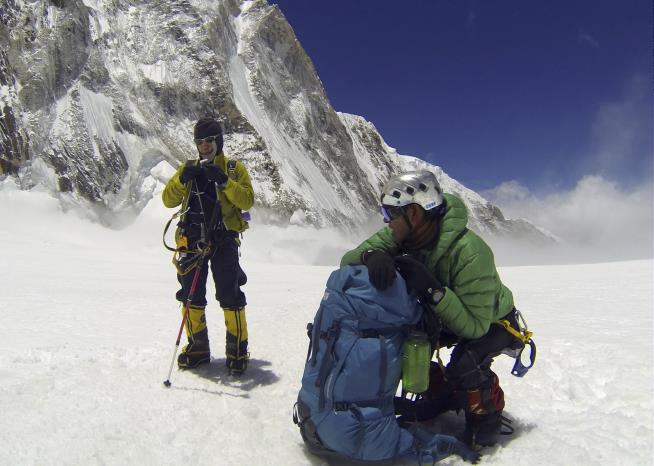 3 Corpses Taken Off Everest, and Not Without Controversy