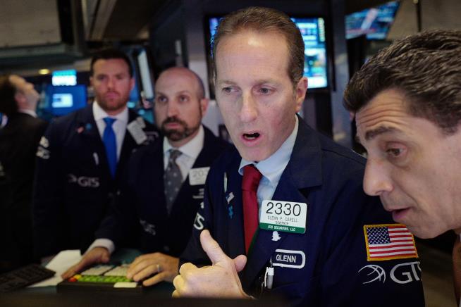 Banks Lead US Stocks Slightly Higher