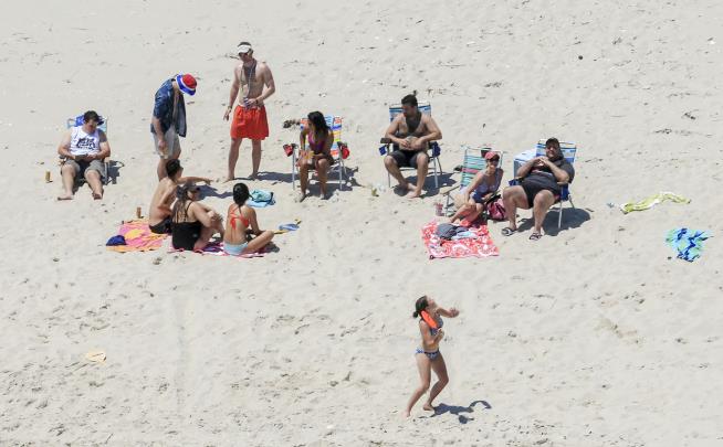Photographer Explains His Beach Scoop on Christie
